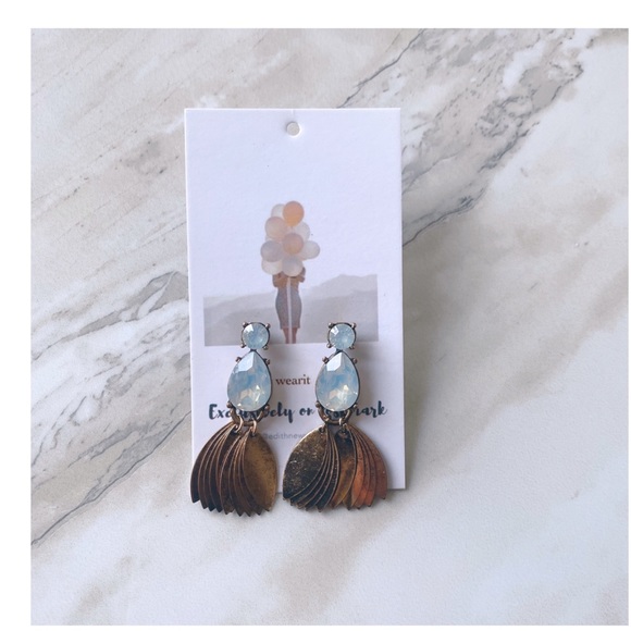 Crystal TearDrop Earrings NWT - Picture 5 of 12